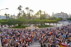 Multitud de personas en Melilla apoyando a Ceuta con banderas españolas
