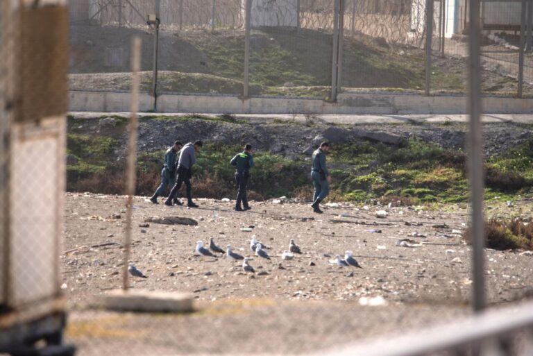 Guardia Civil en la frontera de Ceuta durante la crisis migratoria