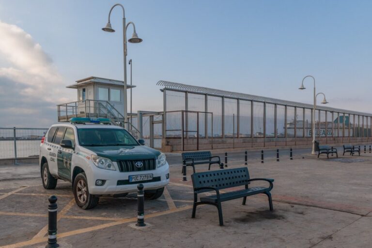 Vehículo de la Guardia Civil en un área de Ceuta