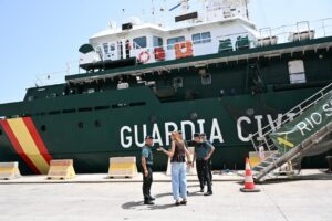 Patrullero Río Segura de la Guardia Civil en Melilla con personal de seguridad