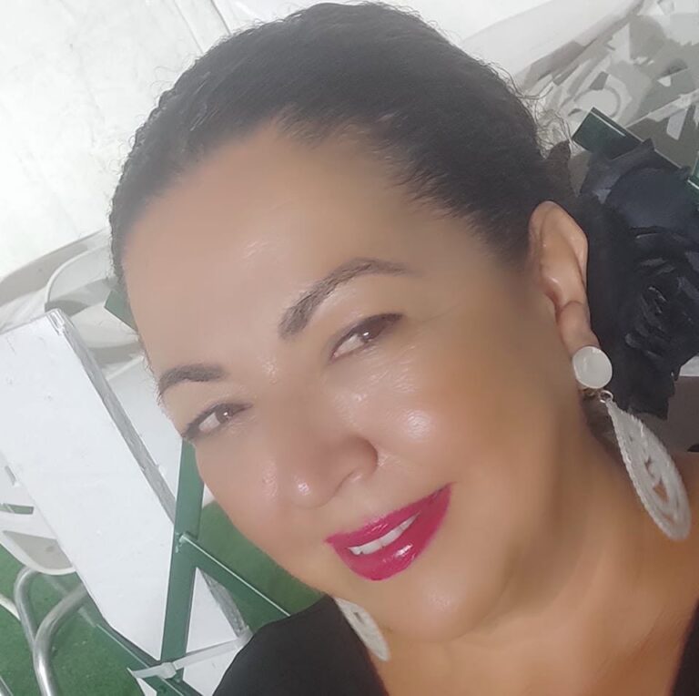 Retrato de Habiba Ismail con fondo de sillas blancas