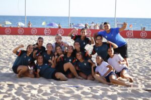 Jugadoras del C.D. Higicontrol celebrando en la playa durante un torneo