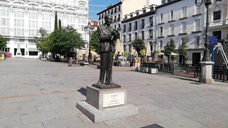 Estatua de Federico García Lorca en Madrid, homenaje al poeta.