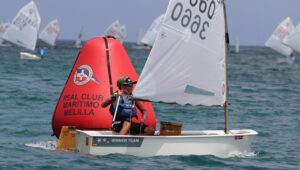 Hugo Quilón navegando en la regata del Trofeo de Vela Ligera en Melilla
