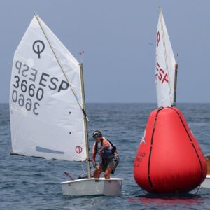 Hugo Quilón navegando en su barco Optimist en Melilla