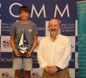 Hugo Quilón recibiendo trofeo en el Club Marítimo de Melilla