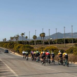 Grupo de ciclistas compitiendo en el II Criterium Día de Melilla