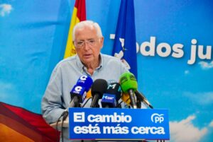 Imbroda dando declaraciones en una conferencia de prensa en Melilla