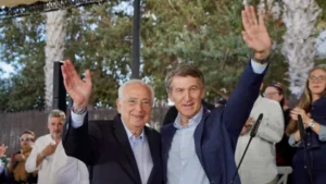 Juan José Imbroda y Alberto Núñez Feijóo saludando en un evento