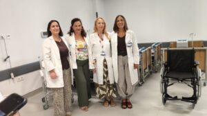 Cuatro profesionales de la salud en un entorno clínico con material ortoprotésico