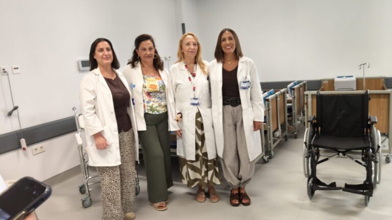 Cuatro profesionales de la salud en un entorno clínico con material ortoprotésico