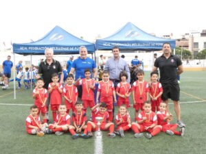 Niños con medallas en un evento de fútbol de la Peña Barcelonista