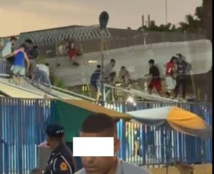 Grupo de personas intentando cruzar la frontera en Melilla
