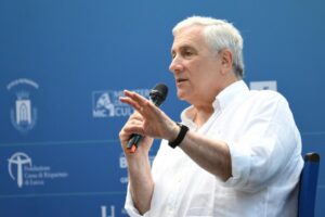 Ministro italiano Antonio Tajani hablando sobre controles fronterizos