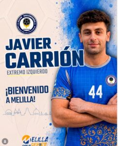 Javier Carrión, jugador de balonmano, en uniforme azul con el número 44