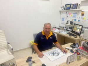 Javier Guillot en su oficina preparando el evento de triatlón en Melilla