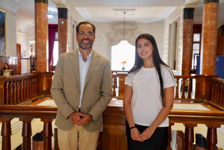 Jesús Romero y Salma El Malqui posando en un edificio institucional