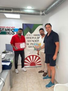Juan Heredia y miembros de la Asociación Cultural Gitana en Melilla sosteniendo libros.