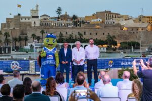 Presentación de los II Juegos del Agua en Melilla con un personaje y autoridades