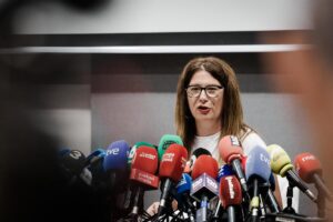 Rueda de prensa sobre el caso Leire Díez con micrófonos de medios de comunicación