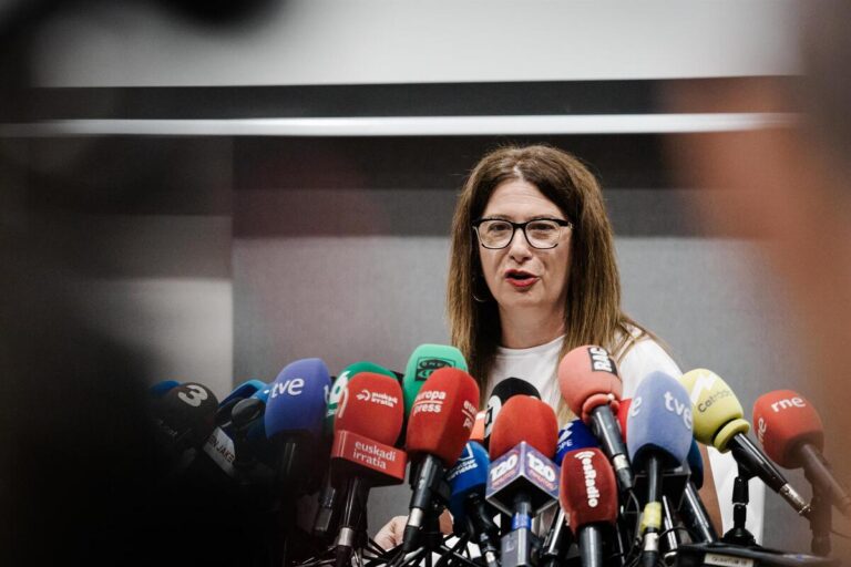 Rueda de prensa sobre el caso Leire Díez con micrófonos de medios de comunicación