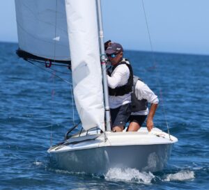 Guillermo García y José Juan Valverde en competición de vela Snipe