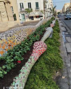Mosaico colorido en el parque Hernández con plantas y flores