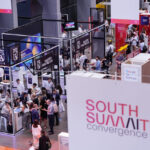 Vista aérea del South Summit en Madrid con stands de startups