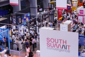 Vista aérea del South Summit en Madrid con stands de startups