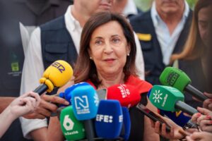 La ministra de Defensa, Margarita Robles, hablando con periodistas