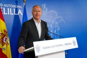 Marín criticando a Sánchez en una conferencia de prensa en Melilla