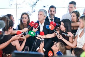 Fernando Grande-Marlaska rodeado de periodistas en una rueda de prensa