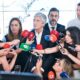 Fernando Grande-Marlaska rodeado de periodistas en una rueda de prensa