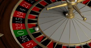 Ruleta de casino con bola blanca en movimiento