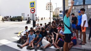 Grupo de jóvenes sentados en la calle en Melilla