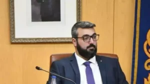 Melchor León, diputado del PSOE en la Asamblea de Ceuta, en una reunión
