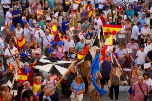 Multitudinaria concentración en Melilla con banderas de España y Ceuta