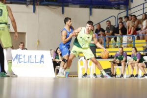 Jugadores de baloncesto compitiendo en el Memorial Javier Imbroda en Melilla.