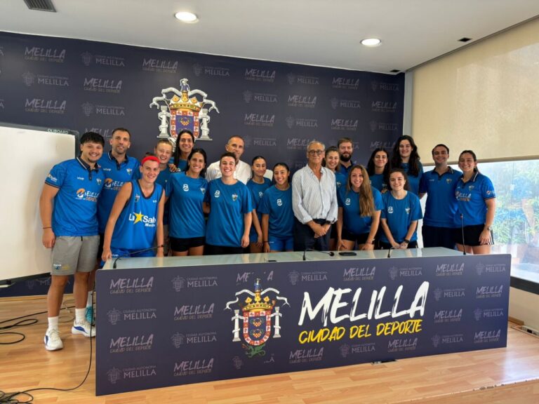 Equipo de Melilla Ciudad del Deporte La Salle en reunión