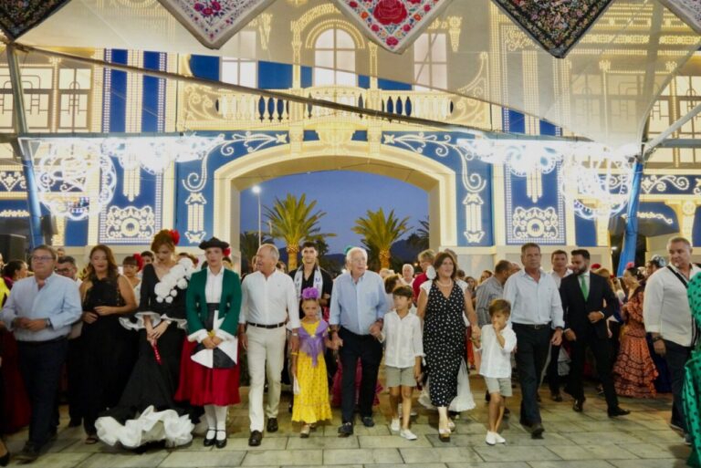 Inauguración de la Feria en Melilla con asistentes y decoraciones festivas