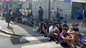 Grupo de menores migrantes esperando en la Comisaría de Ceuta.