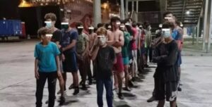 Grupo de menores migrantes en Melilla esperando transporte