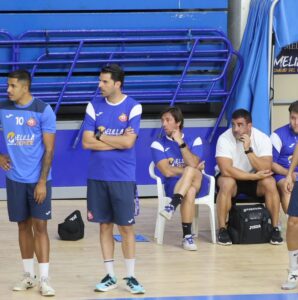 Entrenadores y jugadores en una sesión de entrenamiento en Melilla