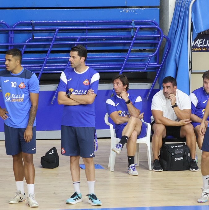 Entrenadores y jugadores en una sesión de entrenamiento en Melilla