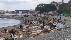 Cientos de migrantes en la playa de El Trampolín en Ceuta