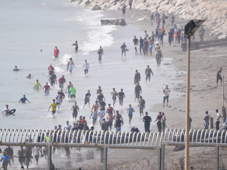 Grupo de migrantes intentando cruzar la frontera en Ceuta nadando
