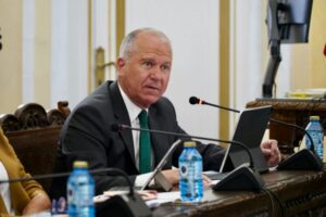 Miguel Marín durante una reunión criticando al Gobierno por la crisis migratoria.