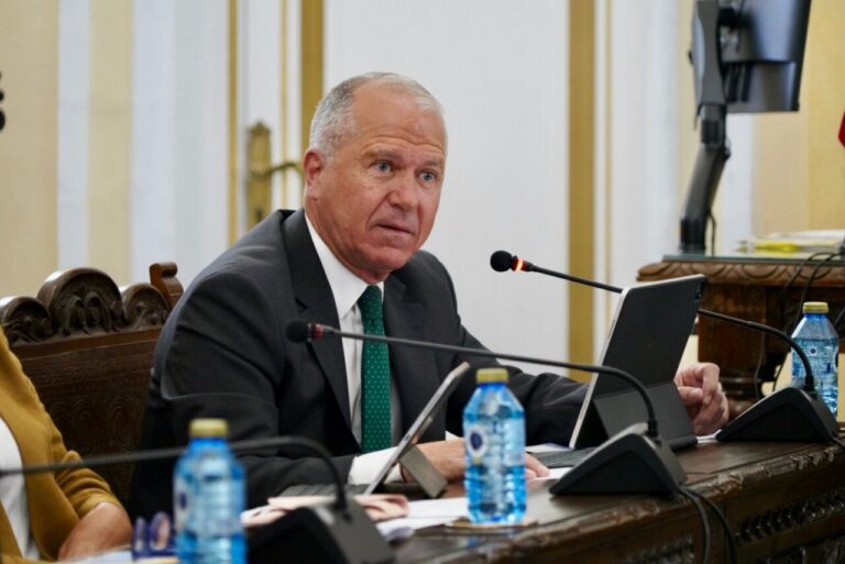 Miguel Marín durante una reunión criticando al Gobierno por la crisis migratoria.