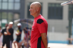 Miguel Rivera, entrenador de la U.D. Melilla, durante un partido de preparación.
