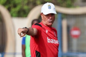 Entrenador Miguel Rivera dirigiendo a su equipo en un entrenamiento